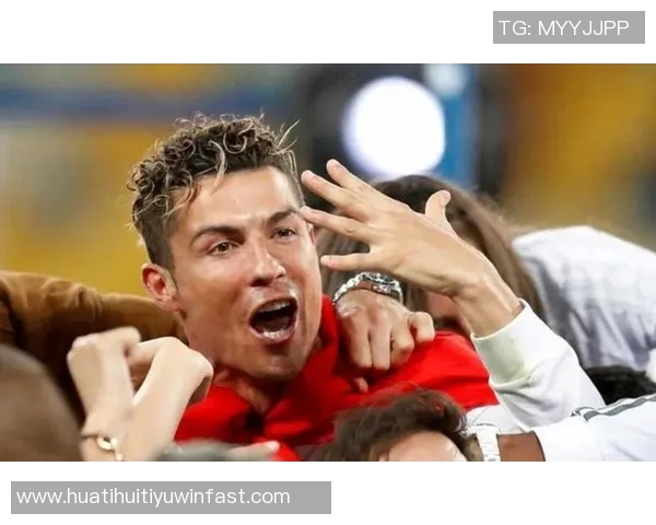 C罗头球助攻未果菲利克斯射门高出后C罗无奈敲脑门