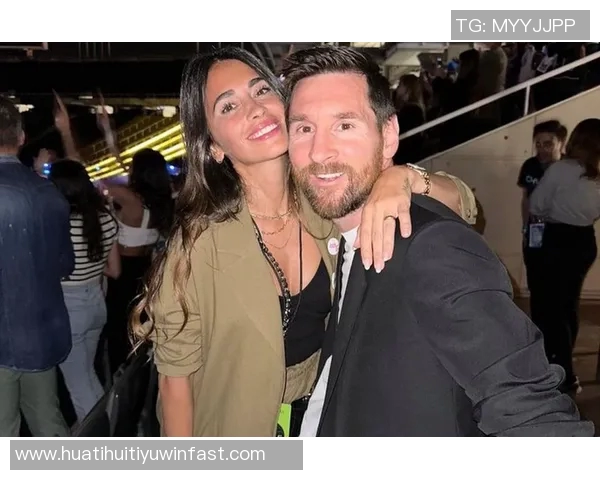 梅西与安东内拉共享温馨圣诞时刻祝福粉丝们节日快乐